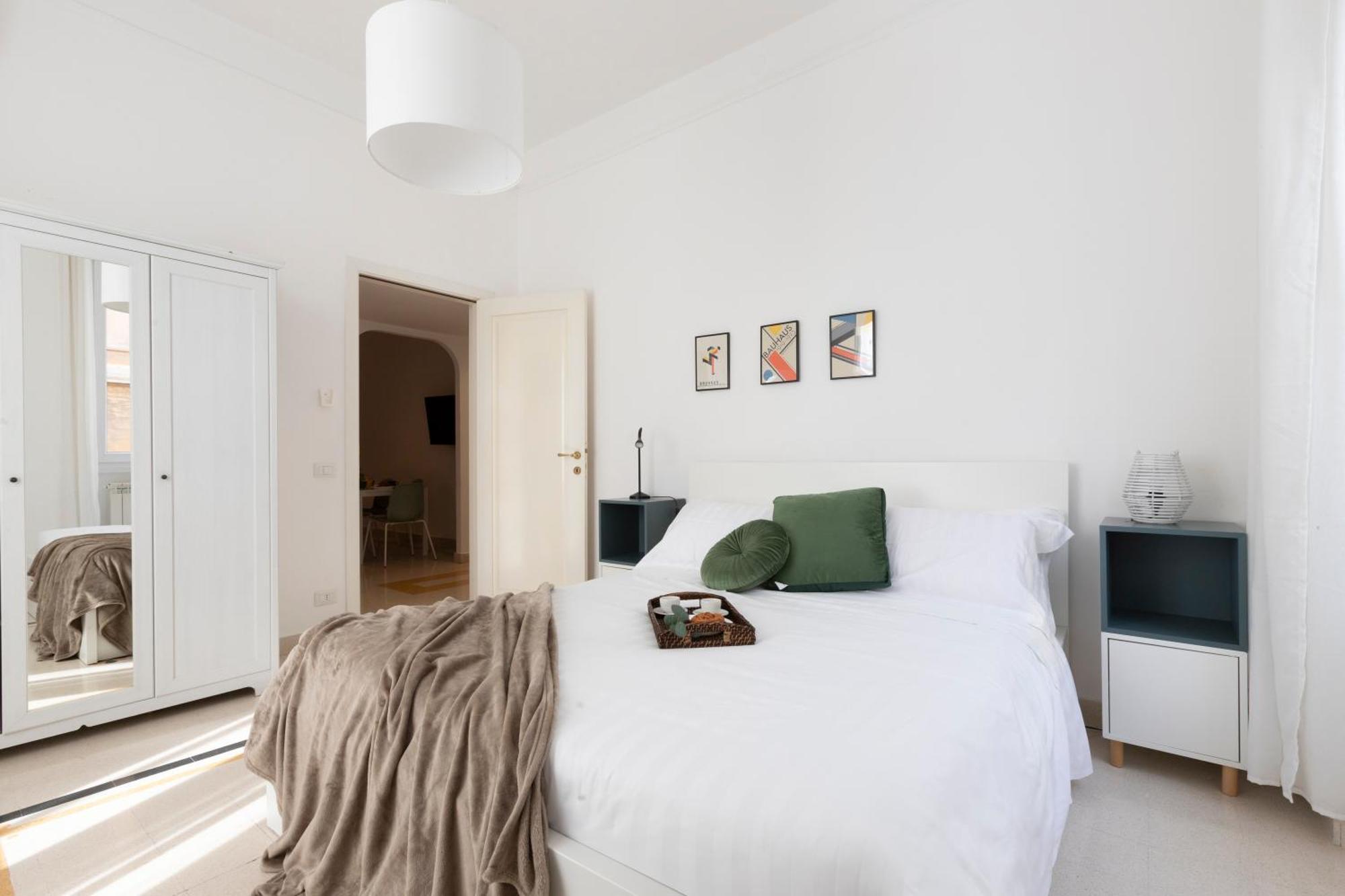 The Rent - Sunny Three-bedroom Near Ottaviano Metro Stop Lejlighed *