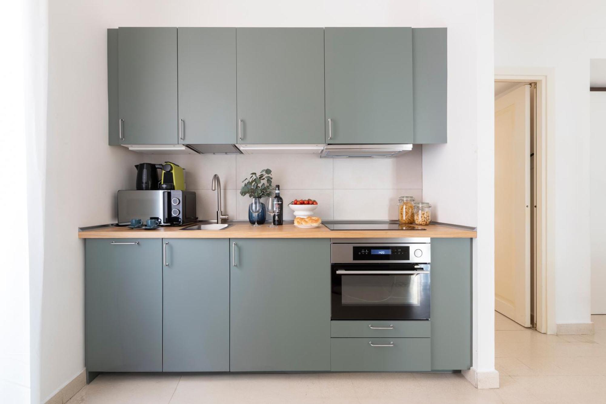 The Rent - Sunny Three-bedroom Near Ottaviano Metro Stop Lejlighed