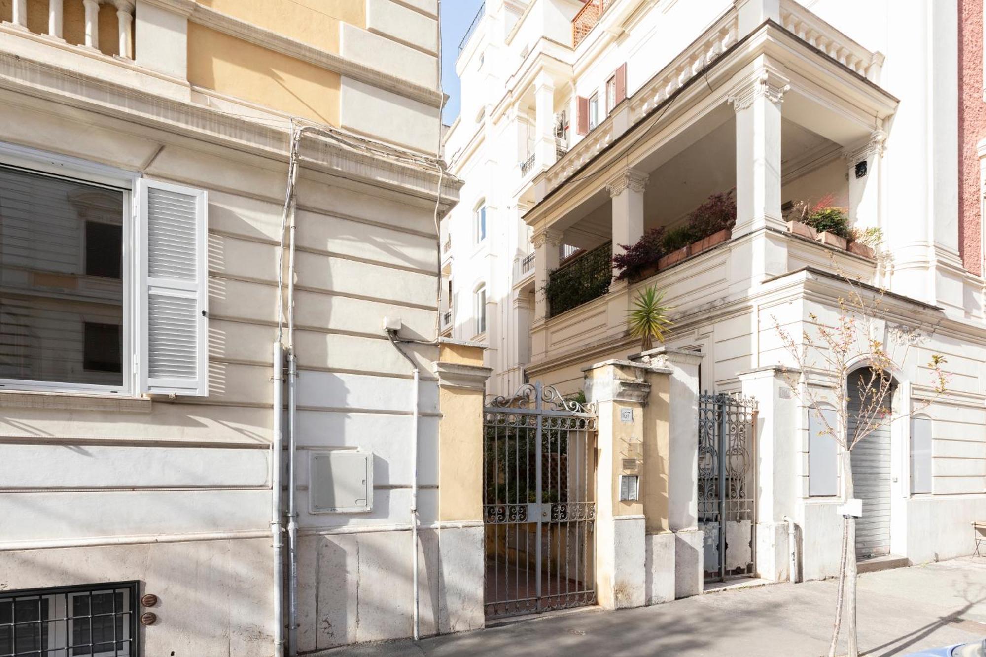 The Rent - Sunny Three-bedroom Near Ottaviano Metro Stop Apartment Rom